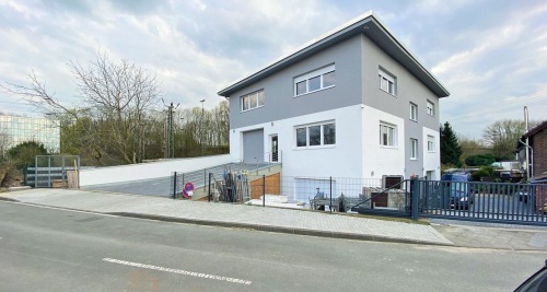 Top moderne Halle in einem Neubau mit zusätzlichem Lagerraum und mehreren Parkflächen