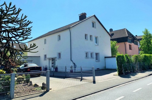 Freihstendes 1 oder 2 Familienhaus in herrlich ruhiger Lage mit großzügigem Garten und 3 Garagen