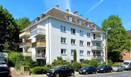 Mehrfamilienhaus in beliebter Lage mit 7 Garagen und 2 Stellplätzen