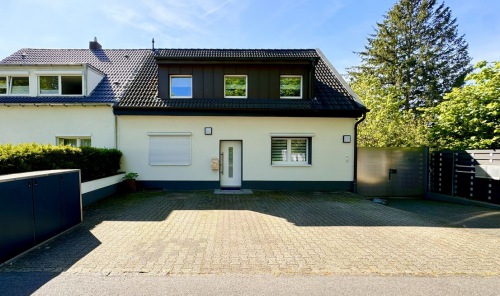 3 Parteienhaus mit separaten Eingängen mehreren PKW-Stellplätzen und Garagenhalle