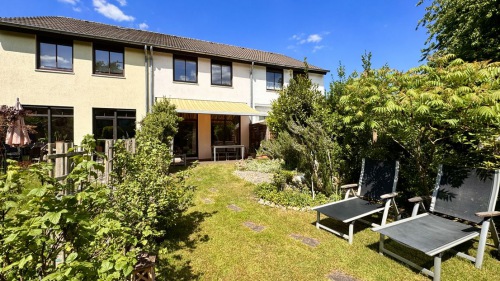 Ruhig gelegenes Reihen-Einfamilienhaus mit Carport und idyllischem Garten