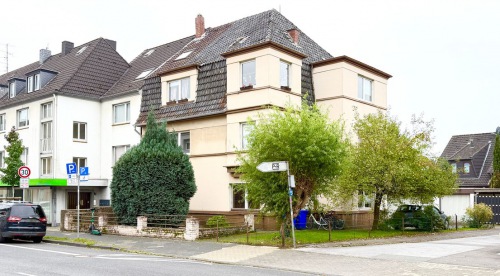 Sanierungsbedürftiges Mehrfamilienhaus mit Eckgrundstück und 3 Garagen