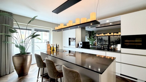 Luxuriöse möblierte Designer-Wohnung mit umlaufender Terrasse