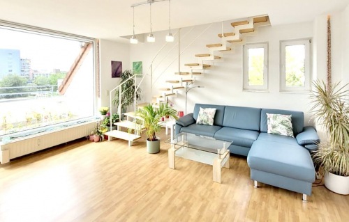Hervorragend gelegene Maisonette-Wohnung mit Einbauküche und weiterem Mobiliar